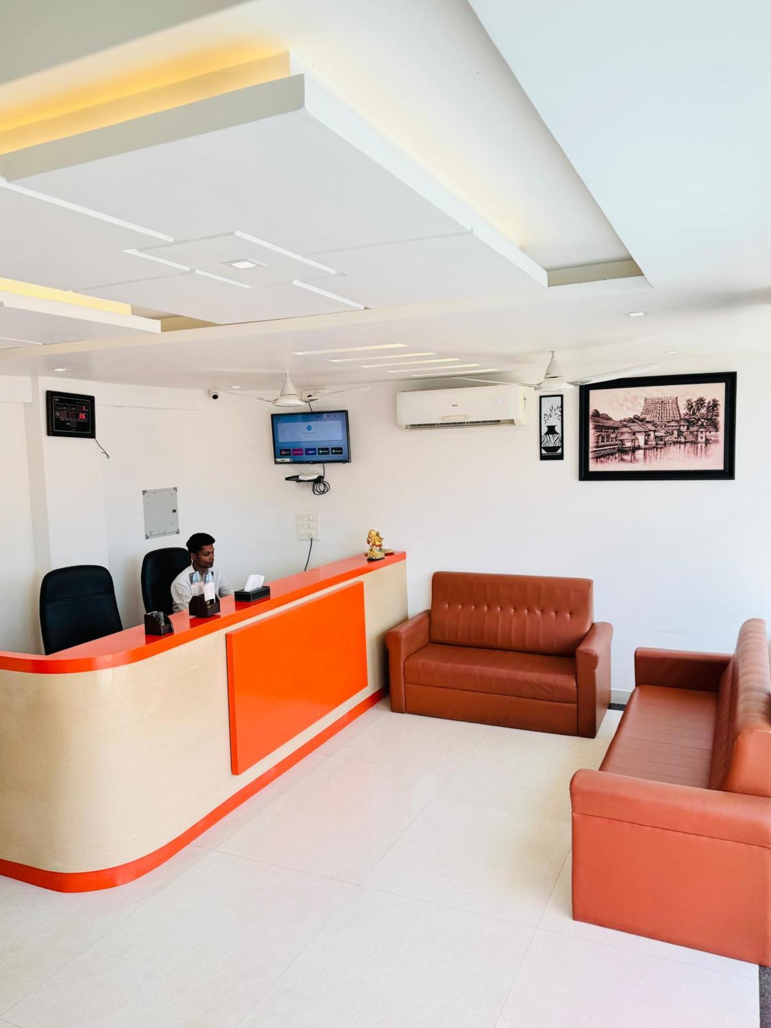 Royal International Hotel Trippapur Ngoại thất bức ảnh
