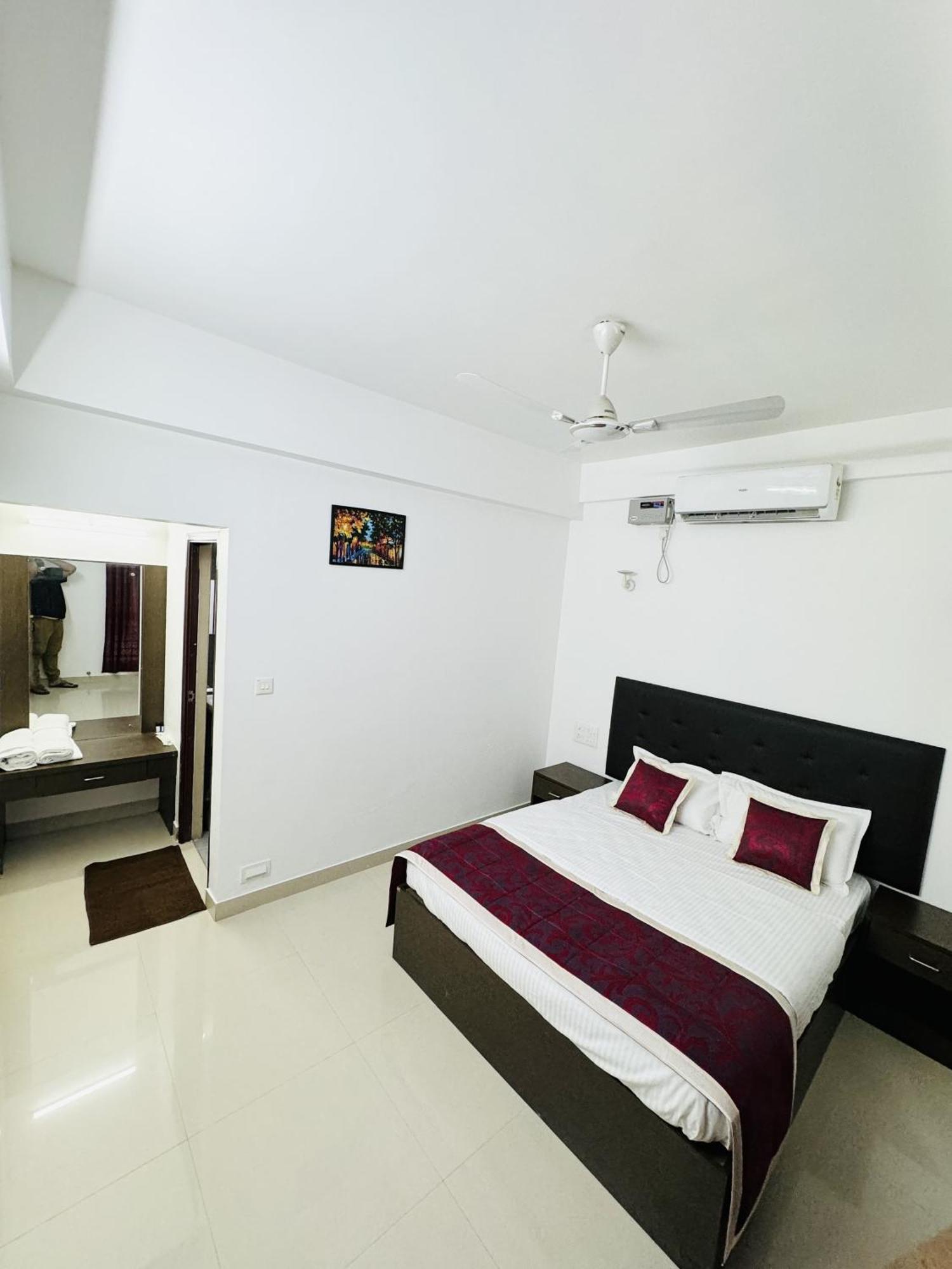 Royal International Hotel Trippapur Ngoại thất bức ảnh
