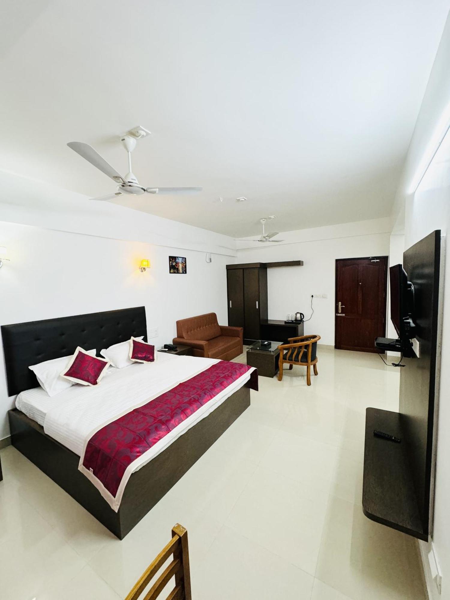 Royal International Hotel Trippapur Ngoại thất bức ảnh