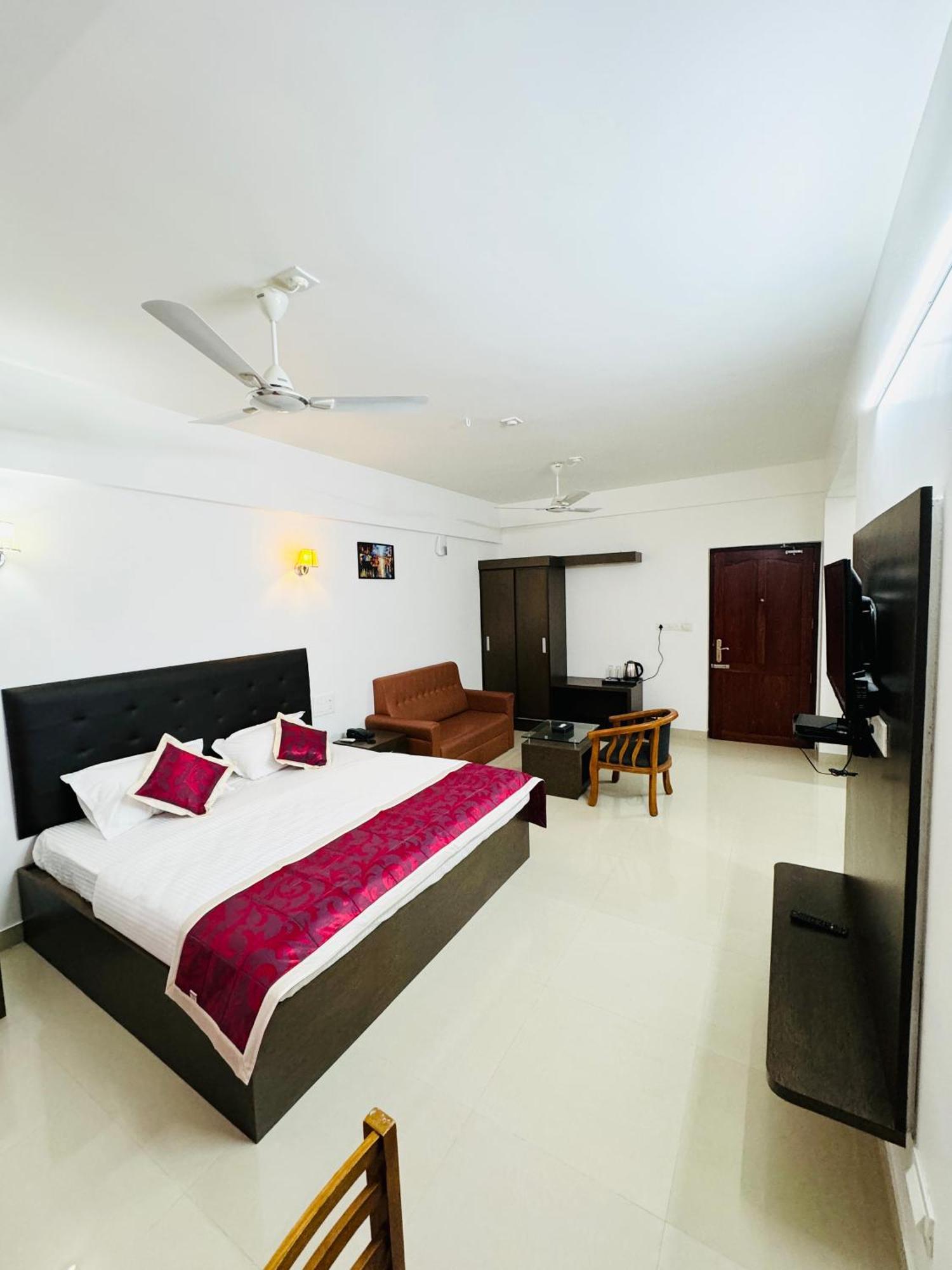 Royal International Hotel Trippapur Ngoại thất bức ảnh