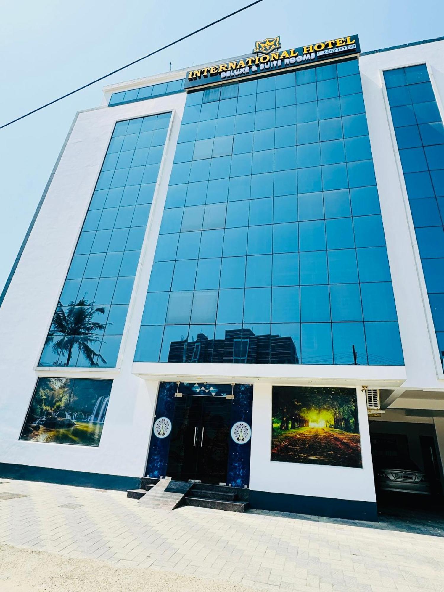 Royal International Hotel Trippapur Ngoại thất bức ảnh