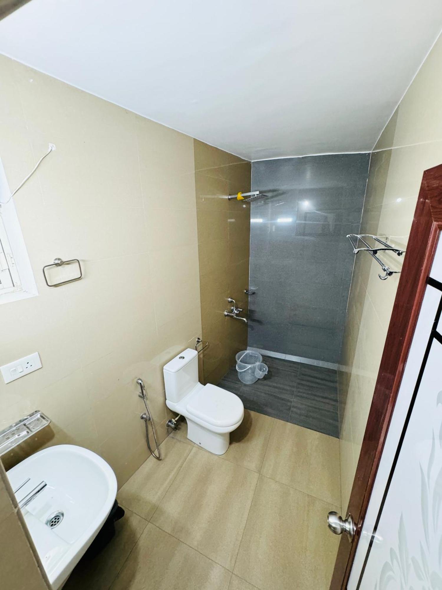 Royal International Hotel Trippapur Ngoại thất bức ảnh